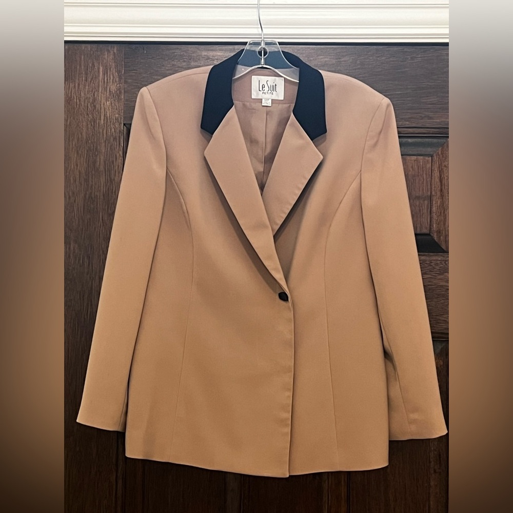 Le Suit Tan Blazer with Black Velvet Collar - Picture 2 of 4